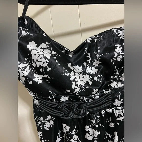 Torrid 3 3x plus size strapless satin black white floral Asian style tube top - Picture 3 of 6